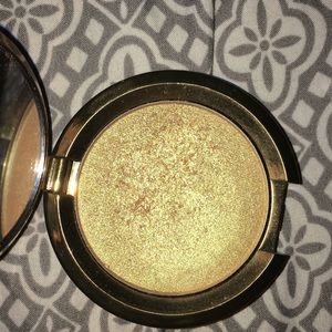 BECCA Makeup - BECCA HIGHLIGHTER| topaz flashes gilt| golden✨ BECCA Makeup - BECCA HIGHLIGHTER| topaz flashes gilt| golden✨